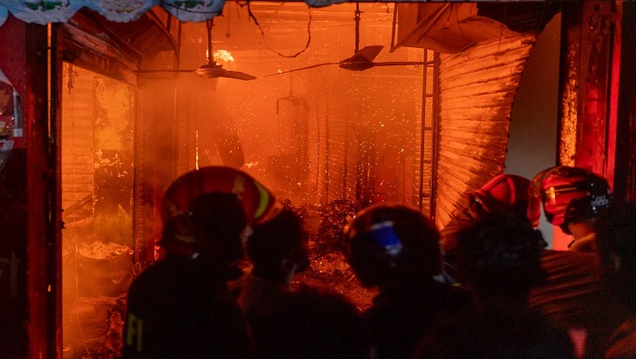 Fueron necesarias 17 unidades de bomberos y el apoyo de miembros de la Fuerza Aérea y la policía para controlar el incendio.