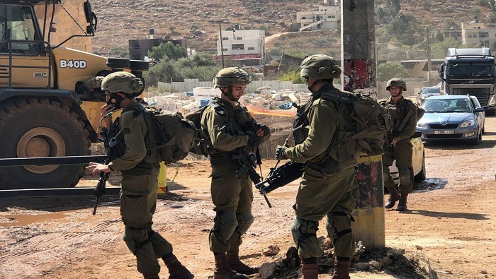 Los israelíes incursionaron en varios hogares de Beita supuestamente buscando a una persona. Varios residentes locales denunciaron pérdida de pertenencias y dinero.