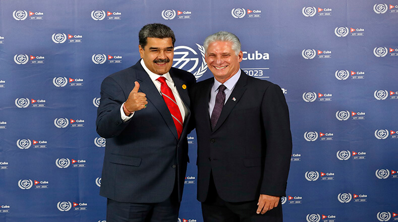Los presidentes de Cuba y Venezuela se saludaron al inicio de la cumbre celebrada en la capital cubana.