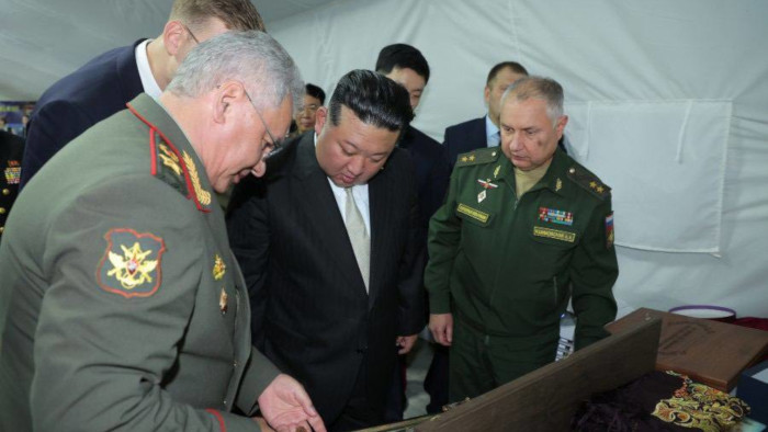 La Agencia Telegráfica Central norcoreana (KCNA) publicó este domingo fotos de la reunión que Kim mantuvo la jornada del sábado con el ministro de Defensa de Rusia.