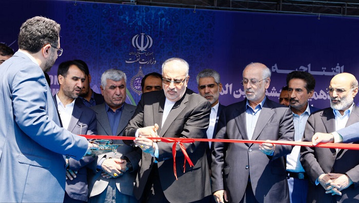 Oyi (centro) cortó la cinta inaugural de Iran Plast 2023, expo comercial a la que asisten 230 empresas extranjeras y 640 firmas nacionales.
