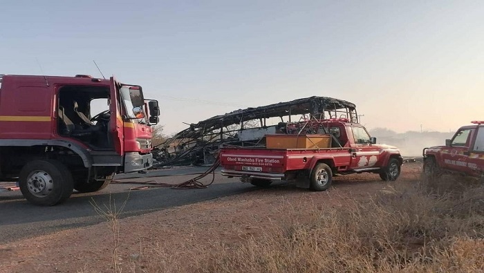 El accidente tuvo lugar en la carretera R572, en un sector entre las localidades de Musina y Alldaysy.
