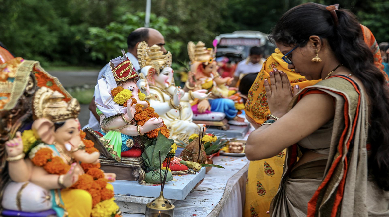 La celebración se realiza en honor al Señor Ganesha, también conocido como Vinayaka Chaturthi, por lo que es una de las fiestas más importantes para los hindúes. El Señor Ganesha es adorado en un templo o pandal y, al final de la festividad, el dios se introduce en agua y se sumerge, en un acto conocido como visarjan.