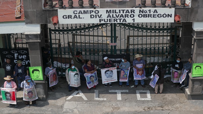 Los parientes salieron desilusionados por la negativa de López Obrador, quien aseguró que toda la información sobre el caso Ayotzinapa fue ya entregada.