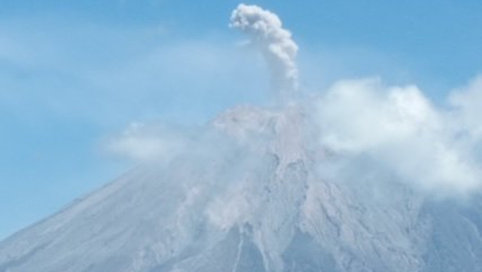 El volcán Semeru sigue en nivel tres de cuatro en cuanto a peligrosidad.