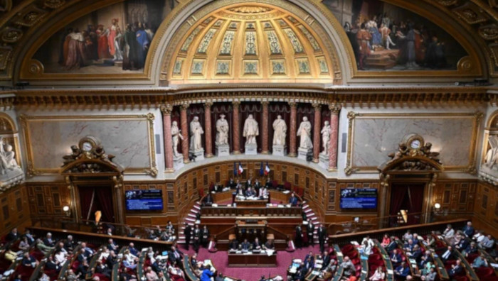 En Francia, el poder legislativo se comparte entre la Asamblea Nacional y el Senado. Estas dos asambleas conforman el Parlamento .