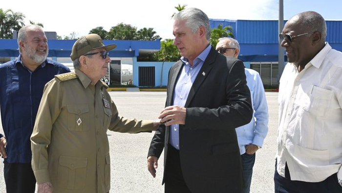 El gobernante cubano fue recibido a su llegada por el expresidente Raúl Castro y otros altos cargos.