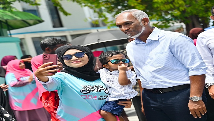 Muizzo se desempeñaba como alcalde de Malé, la capital del archipiélago. Resultó ganador tras obtener más del 50 por ciento de los sufragios válidos.