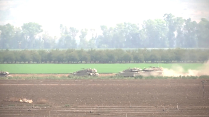 Tanques israelíes se movieron a lo largo de la frontera con el Líbano mientras aumentaba la tensión entre Israel y Hezbolá.