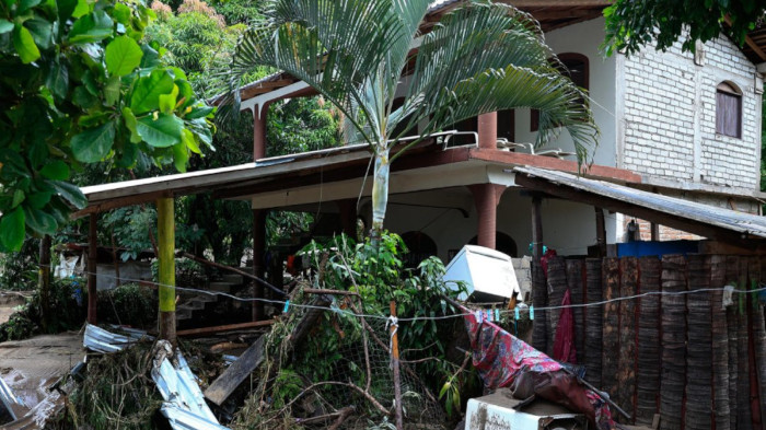 Lidia se degradó de huracán a tormenta tropical y se desplaza sobre tierra al norte de Baja California Sur, informó el Servicio Meteorológico Nacional (SMN).