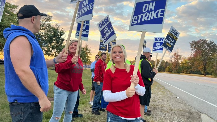 Con la incorporación de la planta de Ford en Kentucky, alrededor de 34.000 de los 146.000 trabajadores automotrices del UAW estaban en huelga en 44 instalaciones hasta el miércoles.
