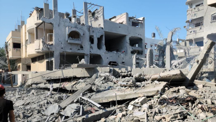 Escenas del lugar donde 12 palestinos murieron en un ataque aéreo israelí contra una casa en Deir al-Balah, Gaza.