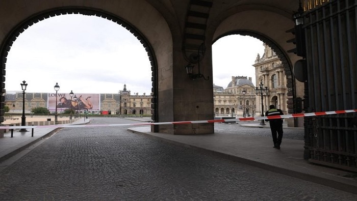 El Museo el Louvre y el Palacio de Versalles tuvieron que cerrar durante la multitudinaria evacuación, que se realizó sin incidentes.