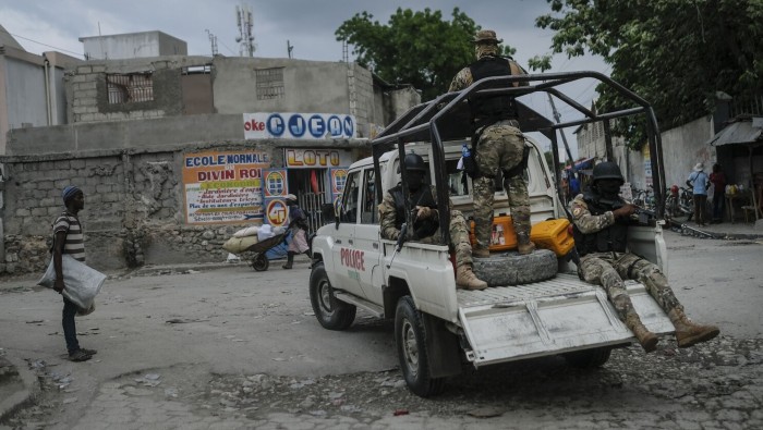 Las autoridades haitianas sostienen enfrentamientos armados con pandillas en diversos barrios tras el secuestro del político.