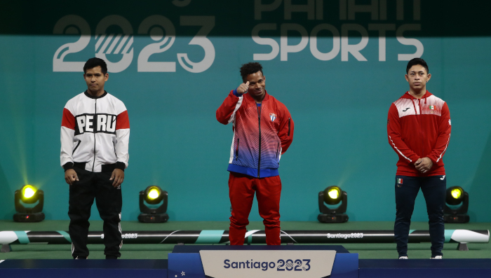 El cubano Arley Calderón (c) le dio este sábado a su país su primera medalla en los Juegos Panamericanos 2023 al ganar en levantamiento de pesas en 61 kg.