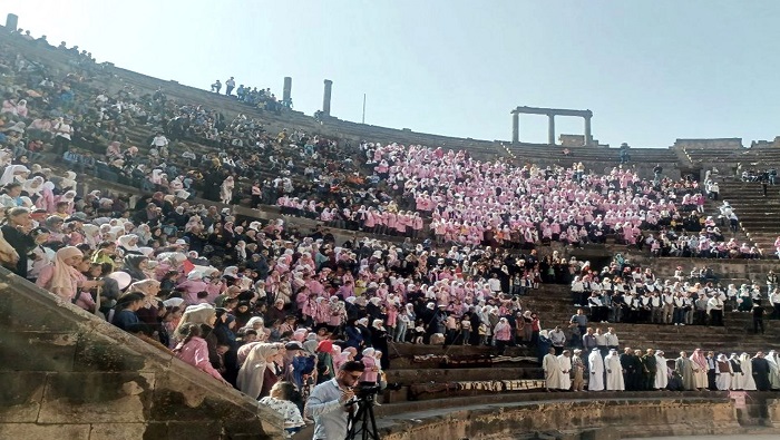 En el antiguo anfiteatro romano de Bousa, al sur de Siria, cientos de personas denunciaron los crímenes sionistas en Gaza.