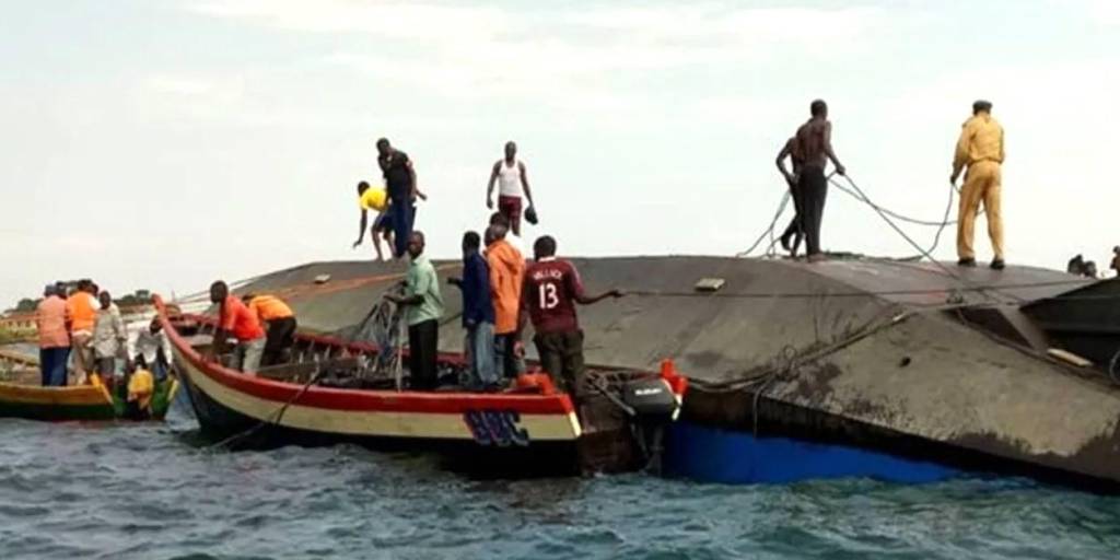 La embarcación de madera, denominada “Mapamboli” (“Bendición”, en idioma lingala), provenía de Ríos de Ecuador, Comptant Mboyo, y se hundió mientras maniobraba en el puerto fluvial de Bankita, en Mbandaka.