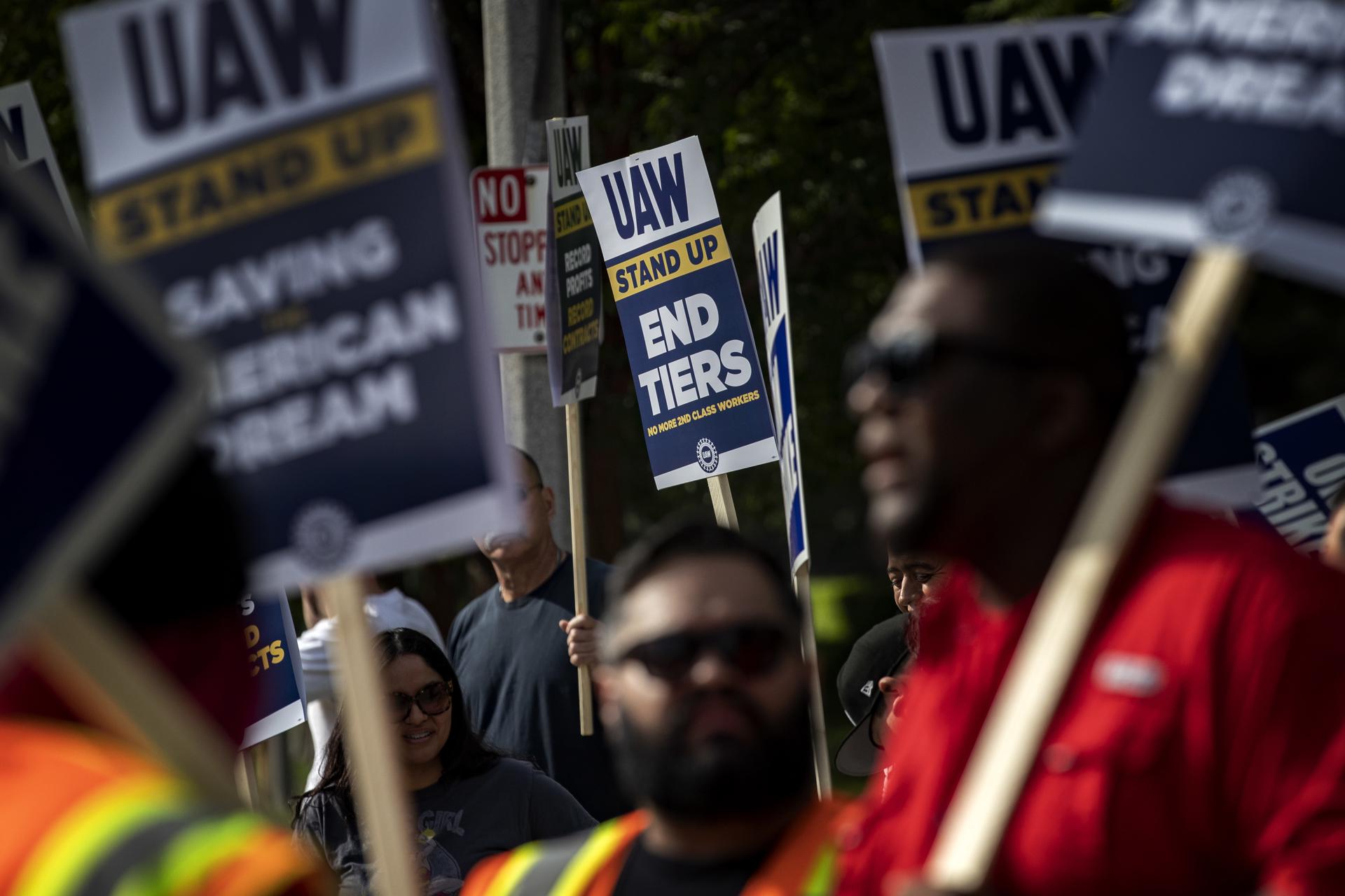 El total de miembros de la UAW es de 146.000. De ese total de trabajadores sindicalizados, se mantienen en huelga más de 45.000.