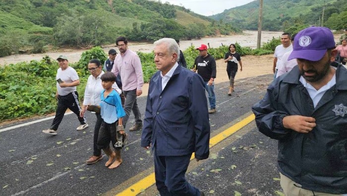 Según medios locales, López Obrador tuvo que avanzar en un tramo a pie para poder arribar a la zona afectada.