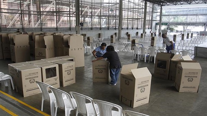 Miles de funcionarios electorales ultiman detalles de los comicios de este domingo en Colombia.