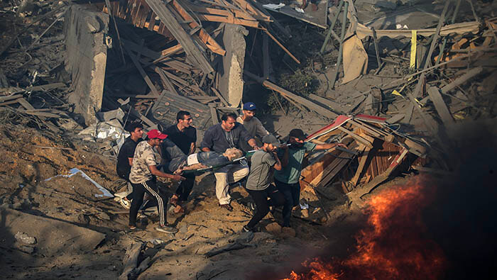Ciudadanos palestinos colaboran en la búsqueda de sobrevivientes en escombros destruidos en la Franja de Gaza.