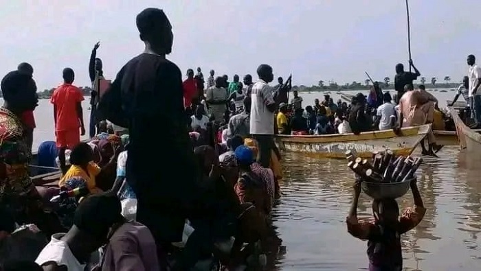 El bote volcó mientras viajaba desde un mercado en el distrito de Ardo-Kola, en la zona del río Beneu.