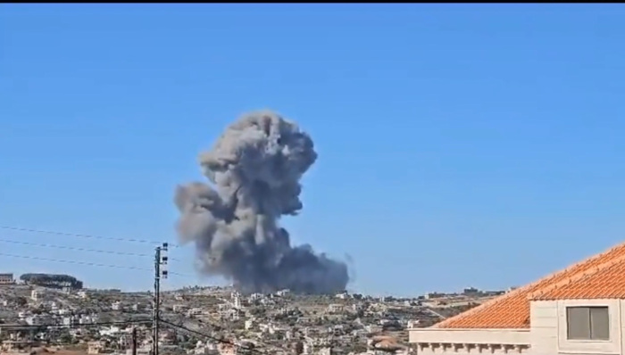 Unos vídeos publicados en Internet muestran enormes bocanadas de humo cerca del pueblo libanés de Rmeish.