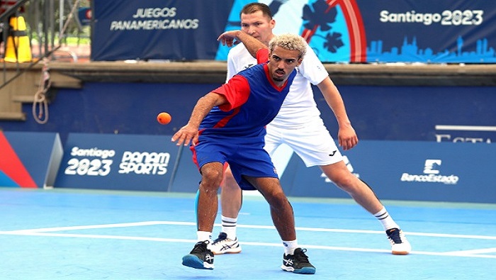 El número uno en el ranking mundial, el mexicano David Álvarez (en segundo plano), derrotó en la final al cubano Cristian Abreu.