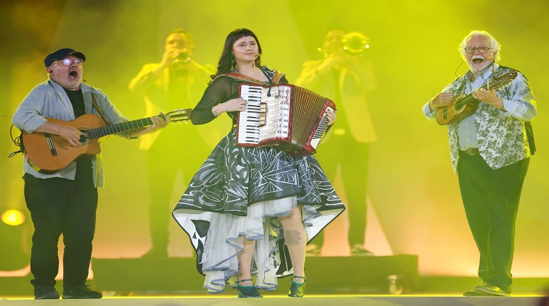 Emblemáticos grupos chilenos, como Pascuala Ilabaca e Inti Illimani, pusieron a bailar a los asistentes. Les siguió el cantante y compositor Joe Vasconcelos.
