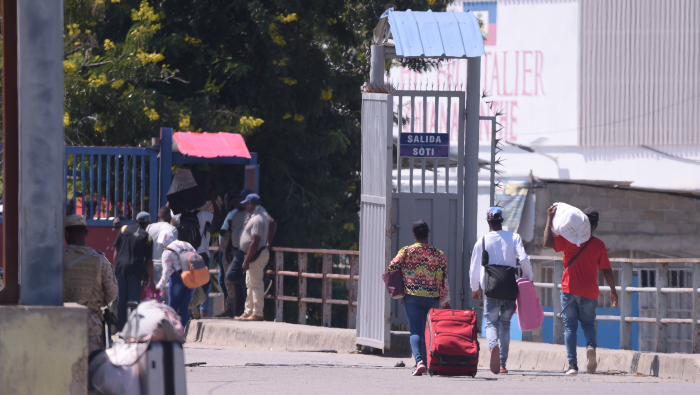 Grupos haitianos se apostaron en la frontera próxima a la provincia Dajabón, donde cavaron una zanja en territorio dominicano para impedir el paso de vehículos militares.