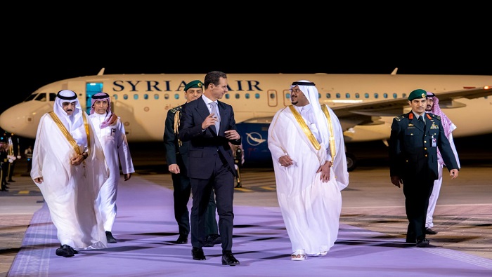 Al-Assad fue recibido en el Aeropuerto Internacional Rey Khalid por el príncipe Mohammed bin Abdul Rahman bin Abdulaziz, quien es el vicegobernador de la Región de Riad.