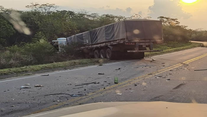 Oficiales de Tránsito de Bolivia iniciaron las investigaciones en el lugar del accidente para determinar las responsabilidades del choque.