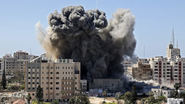 Decenas de civiles fueron brutalmente asesinados y muchos otros resultaron heridos hoy en una serie de ataques aéreos israelíes que tuvieron como objetivo plazas residenciales en varias zonas de la Franja de Gaza.