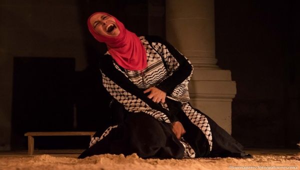 Esta es una obra de teatro que representa la voz de las mujeres en un escenario de guerra.