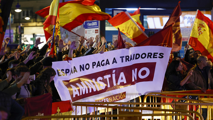 Las protestas se generan luego de que el líder socialista español, Pedro Sánchez, confirmara su cargo al frente del Gobierno.