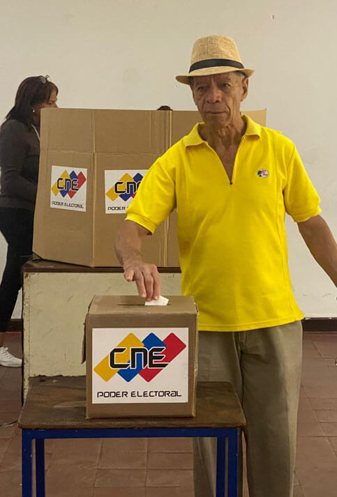 "Como estamos viendo al nivel de los 800 centros de votación en las 2.322 máquinas electorales se ha desplegado todo el pueblo venezolano a votar, mucha participación a esta hora. Nosotros estamos súper contentos porque eso nos da a nosotros un indicador de lo que vamos a tener el 3 de diciembre", dijo.