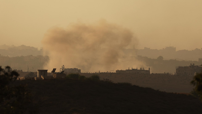Se registró además un  incendio en una fábrica de esponjas Fumco, en la carretera Salah al-Din, al este de Gaza.
