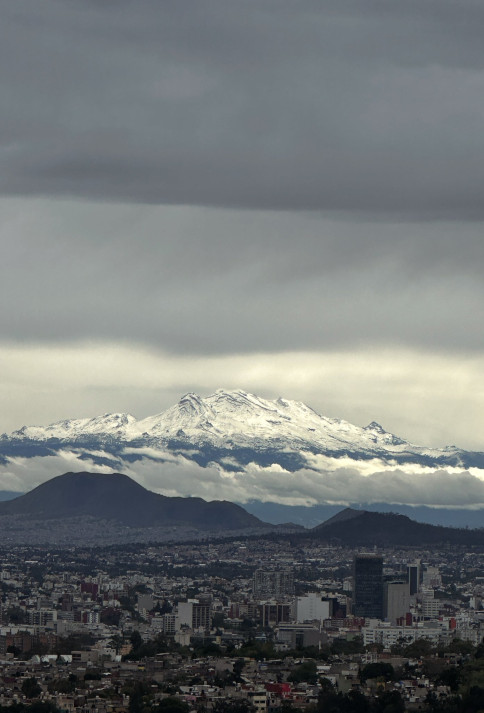 Debido a los niveles de contaminación ambiental, los habitantes de la Ciudad de México pocas veces pueden observar a simple vista los volcanes que rodean el Valle de México.
