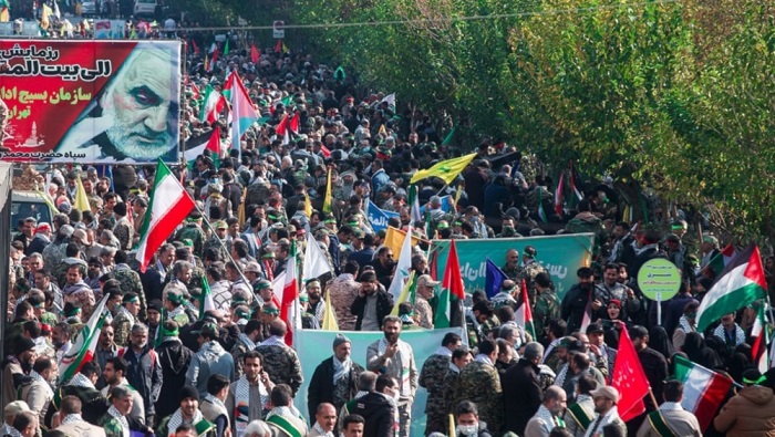 Los asistentes desfilaron a lo largo de la emblemática calle Revolución en dirección a la Universidad de Teherán.