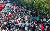 Los asistentes desfilaron a lo largo de la emblemática calle Revolución en dirección a la Universidad de Teherán.
