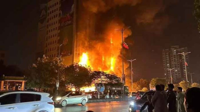 Al menos 35 personas resultaron heridas en el incendio que devoró el cuarto piso del centro comercial de seis plantas.