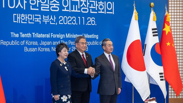 Los ministros de Relaciones Exteriores de China, Corea del Sur y Japón se reunieron en la ciudad portuaria surcoreana de Busan.