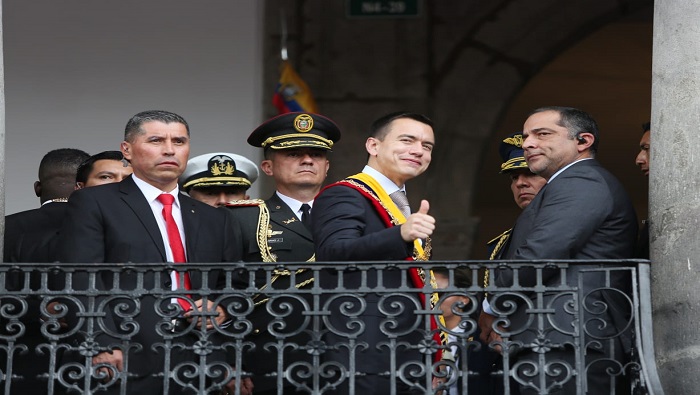 El presidente ecuatoriano, Daniel Novoa posó junto a los 24 ministros: 12 hombres y 12 mujeres.