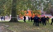 Policías belgas rodean uno de los colegios que fueron víctimas de la amenazas de bombas. 