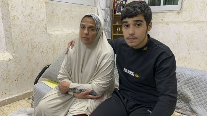 Nashat Dababshe, acompañado por su madre, es un palestino de 17 años liberado este martes luego de estar secuestrado en una cárcel israelí durante un año y medio.