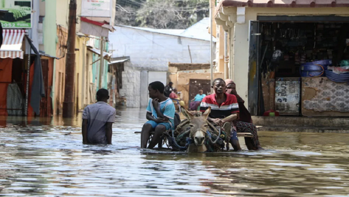 Las intensas lluvias también han dejado más de un millón de desplazados y al menos 2.4 millones de afectados.