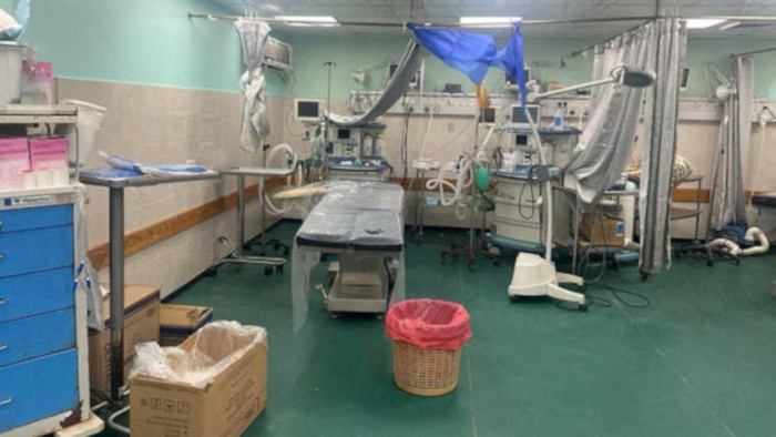 Una misión de la ONU entrega medicamentos y equipo al hospital Al-Shifa, en el norte de Gaza, que atiende pacientes en el suelo y sin anestesia.