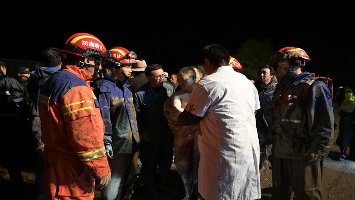 Más de 500 rescatistas se trasladaron hacia el sitio del desastre con 88 camiones de bomberos.