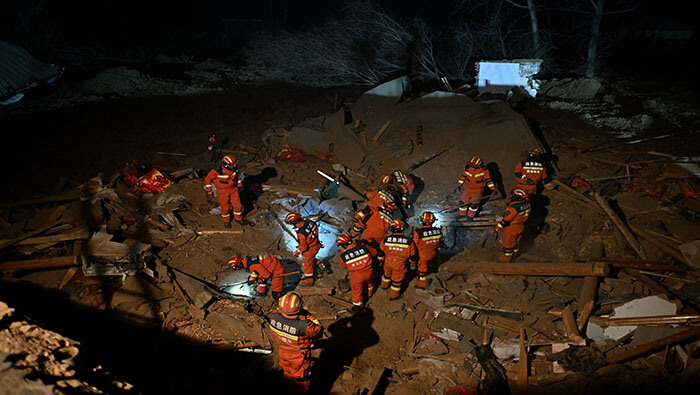 Beijing ha enviado a la zona a 1.440 bomberos para apoyar en las labores de búsqueda y rescate en las provincias de Gansu y Qinghai.