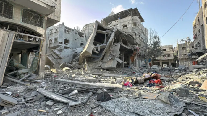 Las regiones orientales de Deir al-Balah, en el centro de Gaza, así como el campo de refugiados de Nuseirat, también son testigos de una serie de ataques aéreos y bombardeos de artillería.